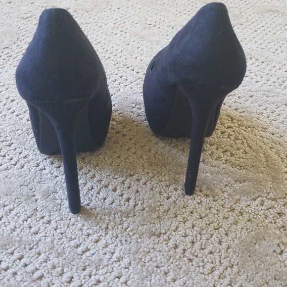 Heels - Picture 3 of 4